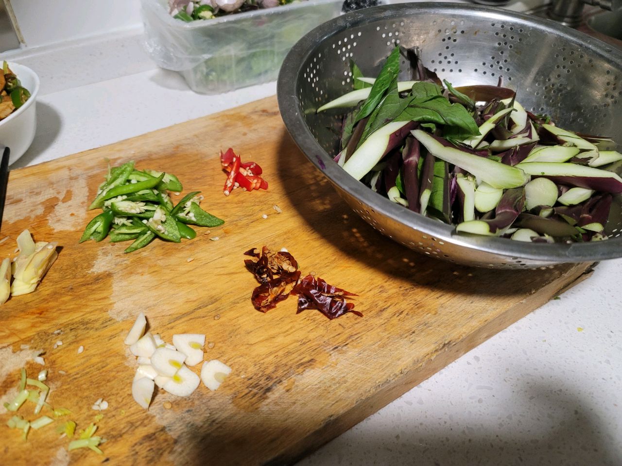 腊肉炒红菜苔