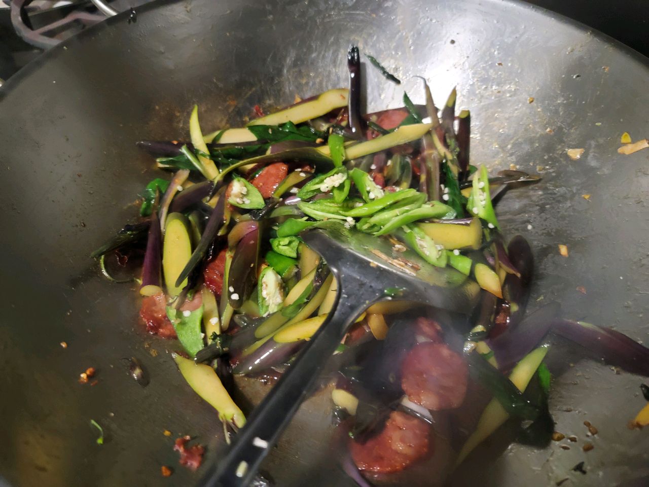 腊肉炒红菜苔