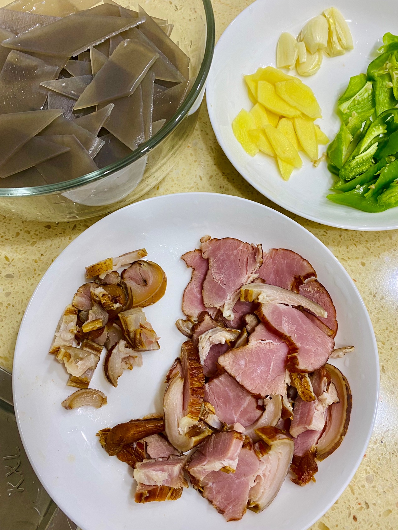 【腊肉炒苕皮】