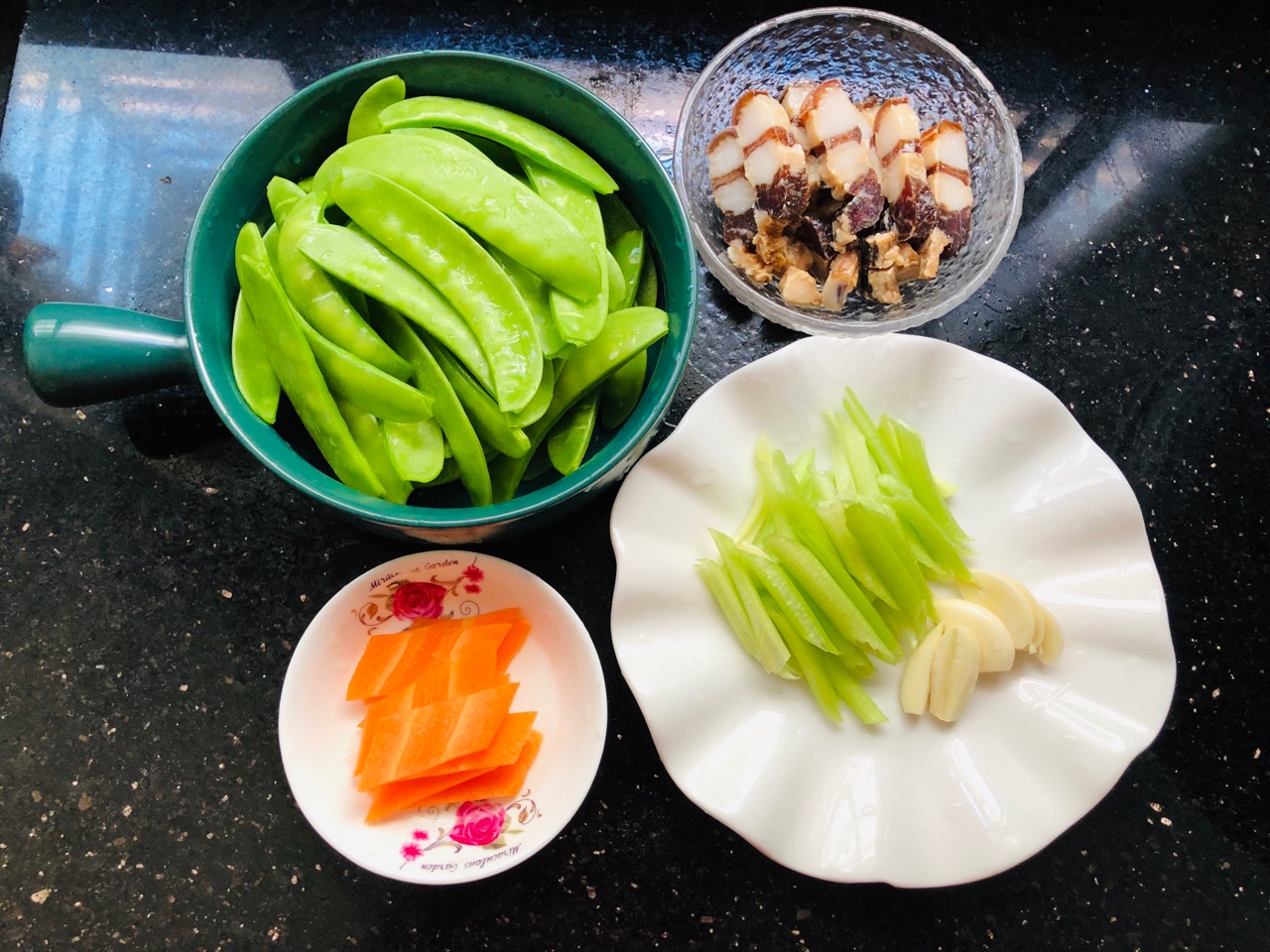 腊肉炒香芹荷兰豆