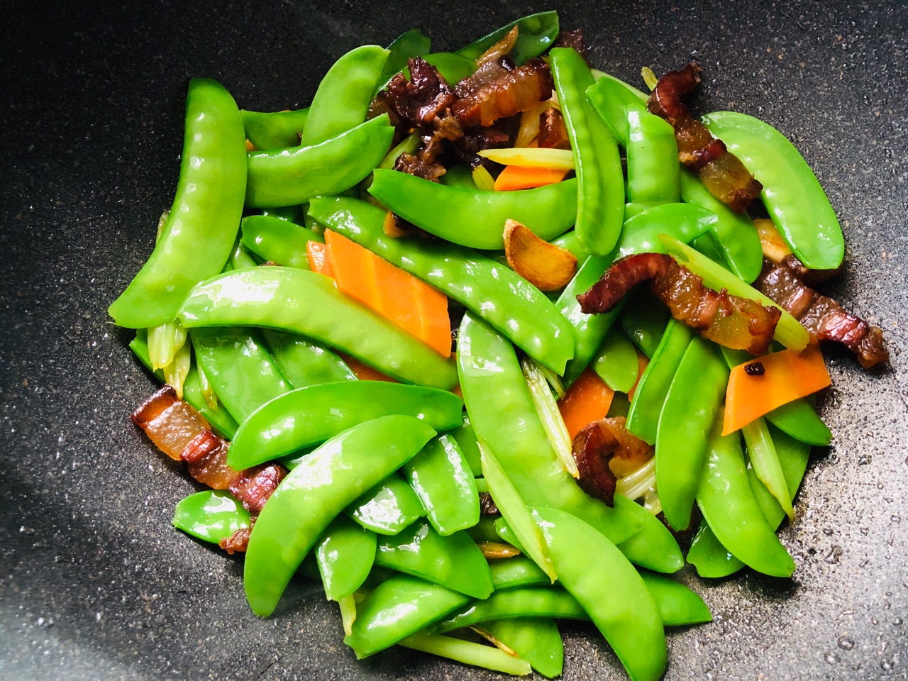腊肉炒香芹荷兰豆