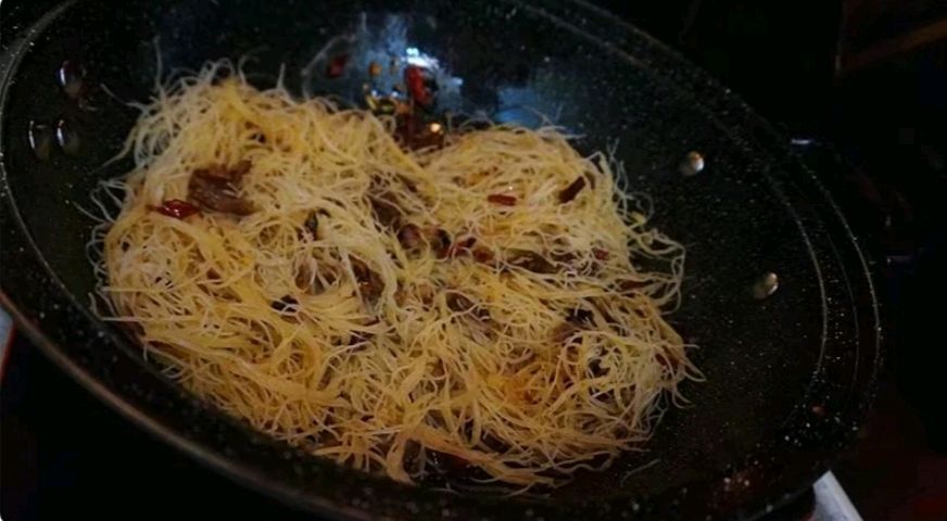 腊肉鸡蛋包菜炒粉丝