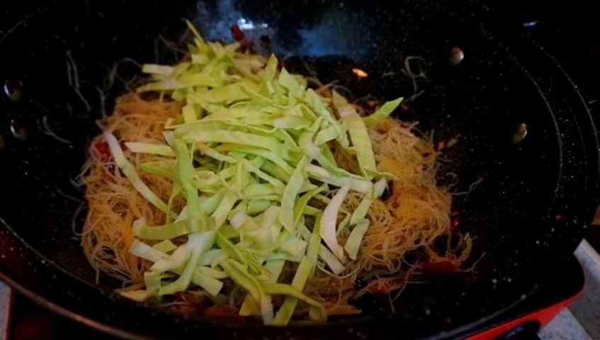 腊肉鸡蛋包菜炒粉丝