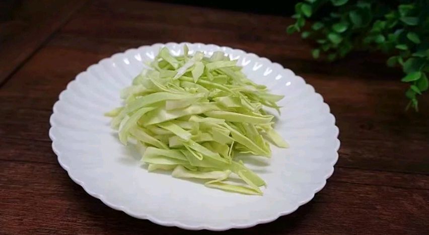 腊肉鸡蛋包菜炒粉丝