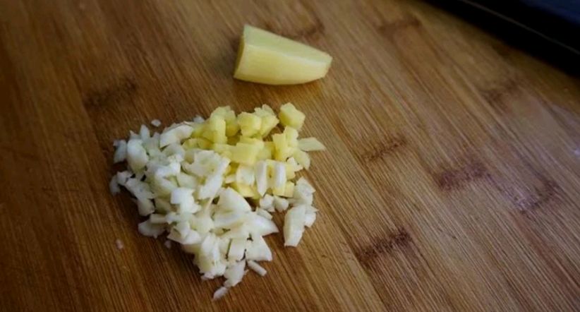 腊肉鸡蛋包菜炒粉丝