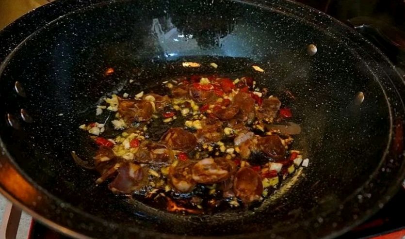 腊肉鸡蛋包菜炒粉丝