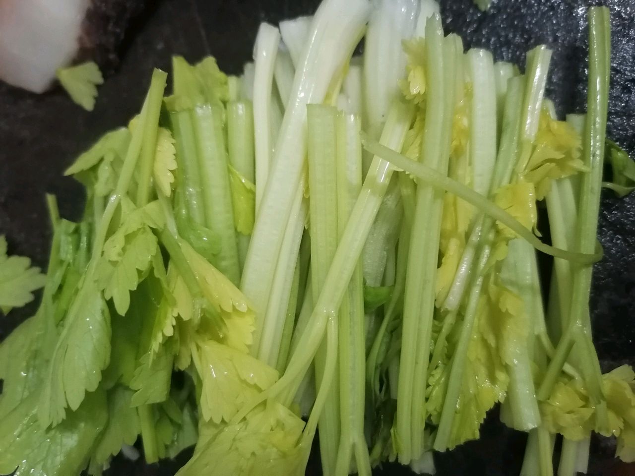 腊肉芹菜炒西兰花