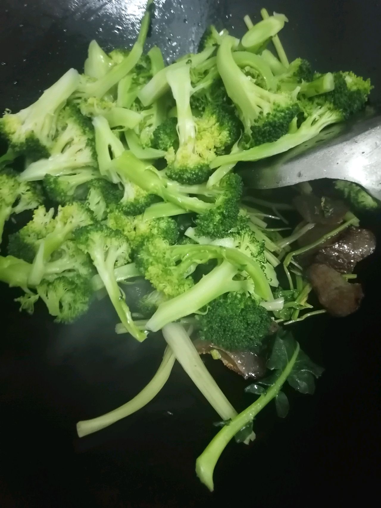 腊肉芹菜炒西兰花
