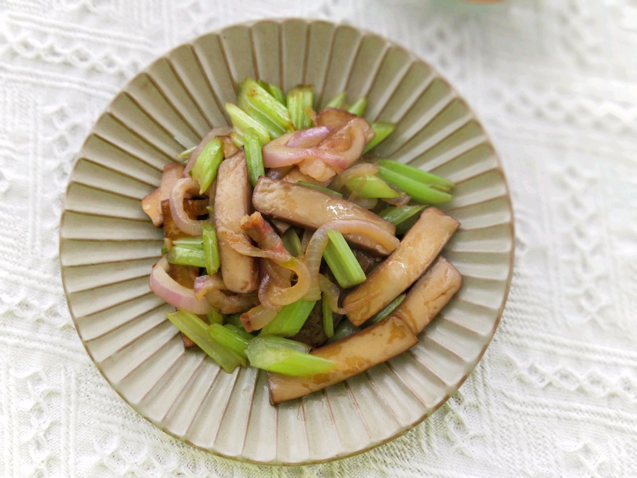 腊肉西芹炒香干