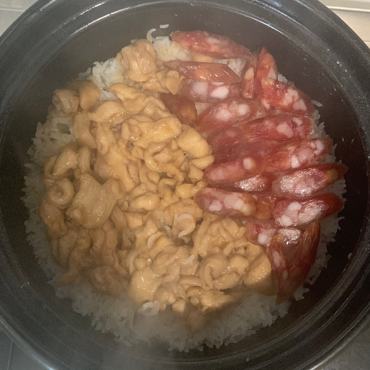腊味滑鸡煲仔饭