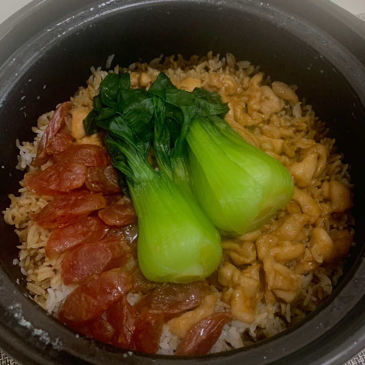 腊味滑鸡煲仔饭