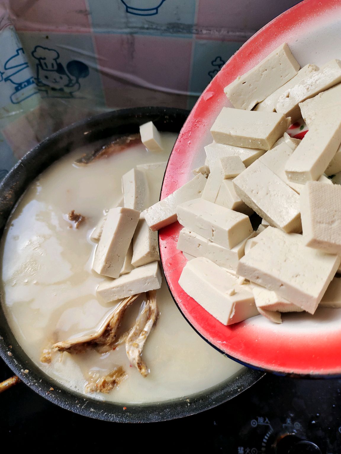 腊鱼头豆腐汤