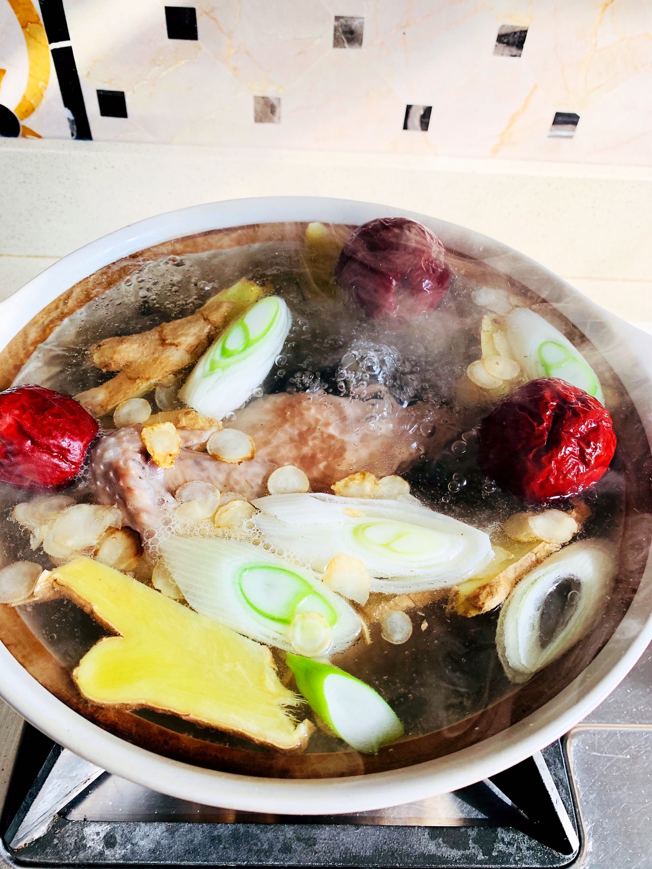 来碗鸡汤暖暖胃吧