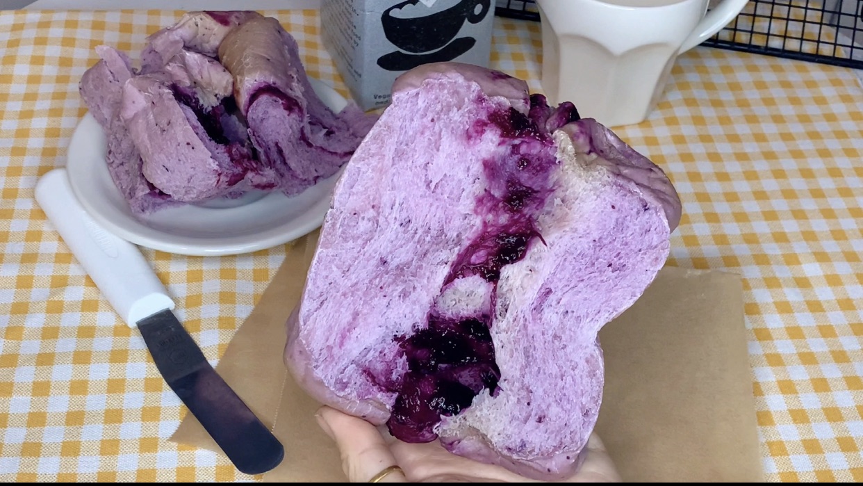 蓝莓酱面包——这个颜色你爱了吗?