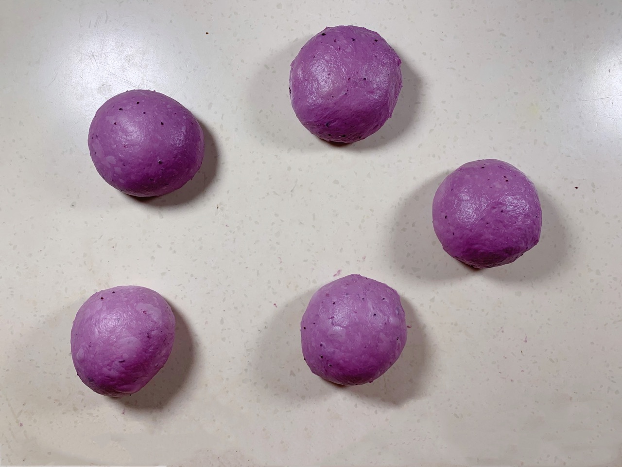 蓝莓酱面包——这个颜色你爱了吗?