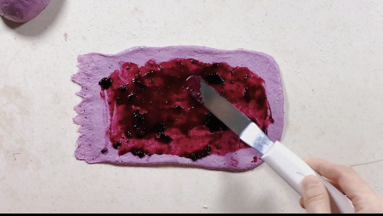 蓝莓酱面包——这个颜色你爱了吗?