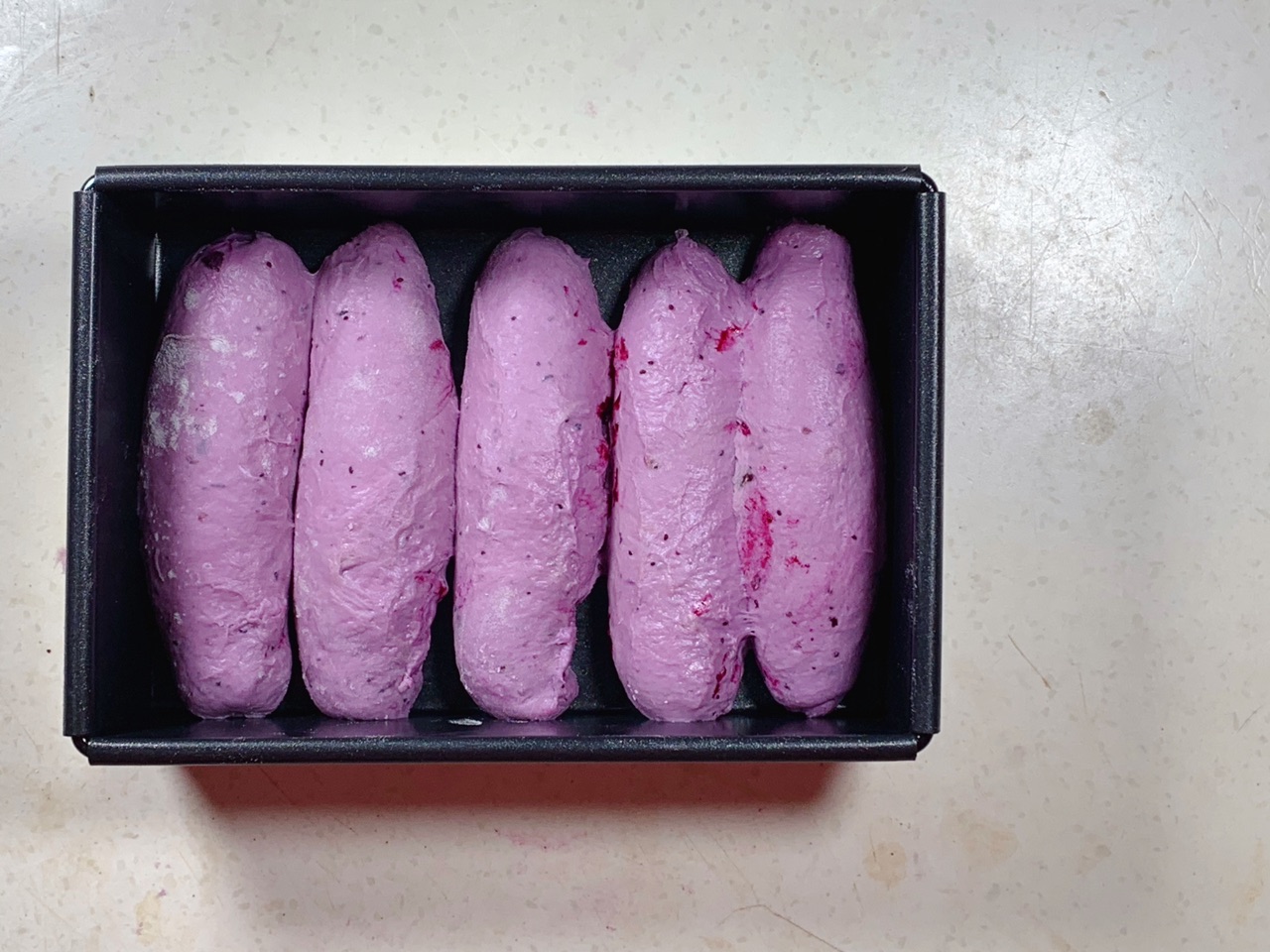 蓝莓酱面包——这个颜色你爱了吗?