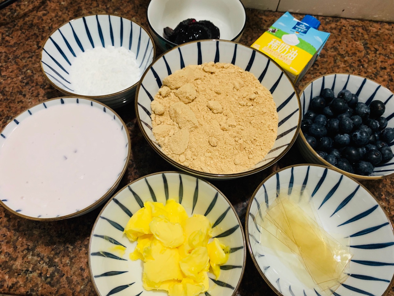 蓝莓酸奶慕斯（不用烤箱就可以做的蛋糕）