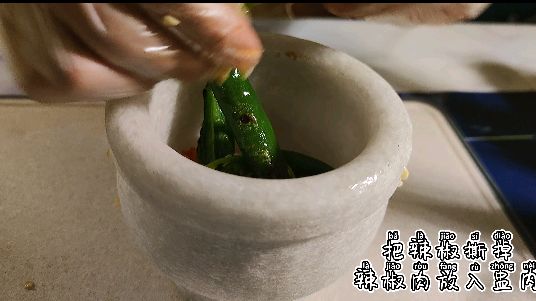 擂辣椒皮蛋