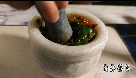 擂辣椒皮蛋