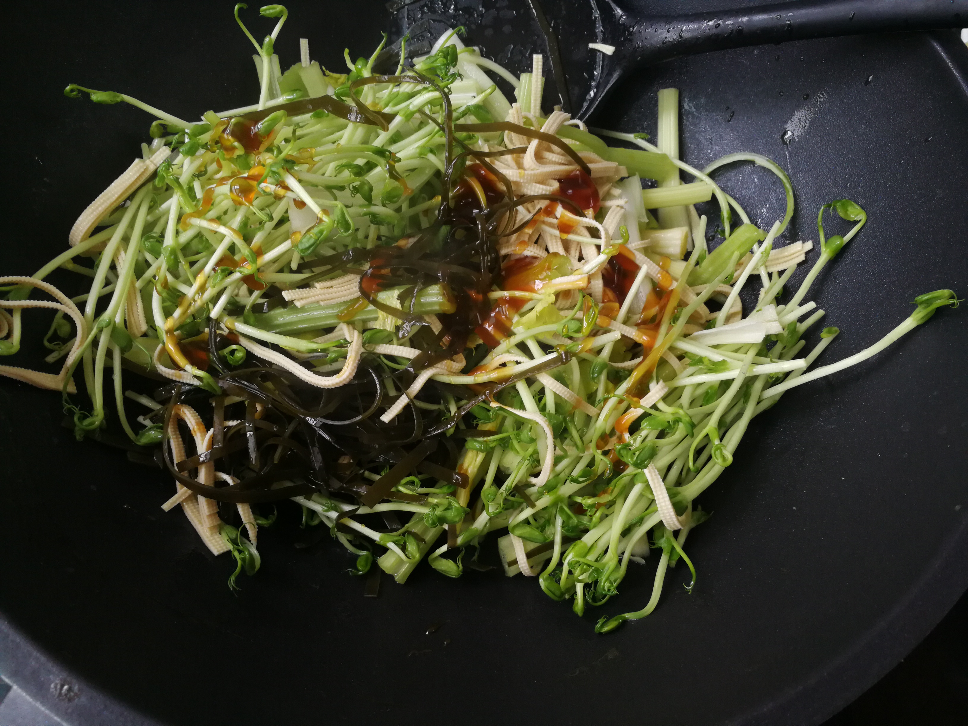 立春将至,春饼这样吃,清爽味道香,做法太简单了