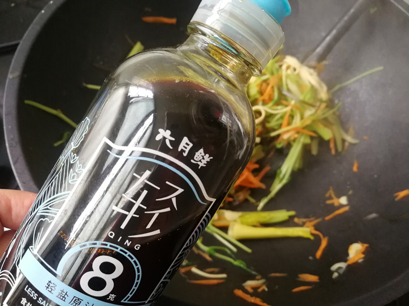 立春将至,春饼这样吃,清爽味道香,做法太简单了