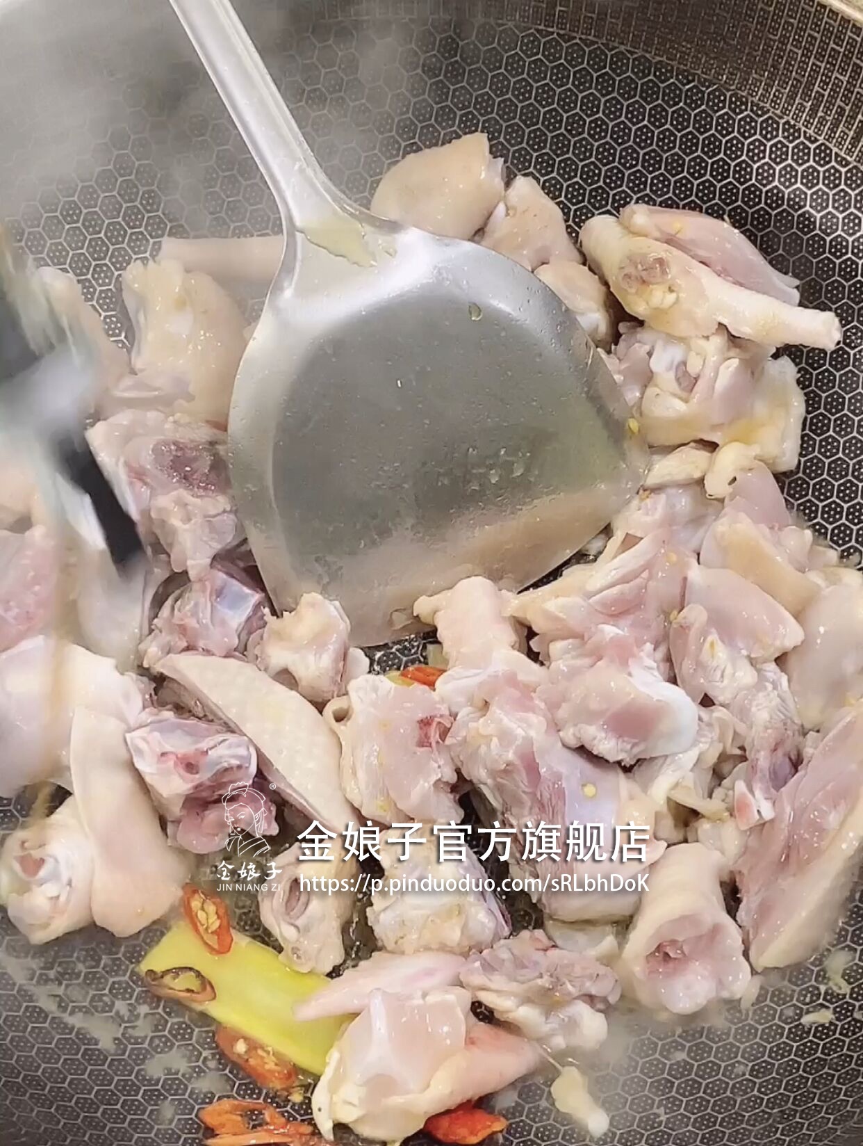 【栗子烧鸡】鸡肉入味，栗子香甜。