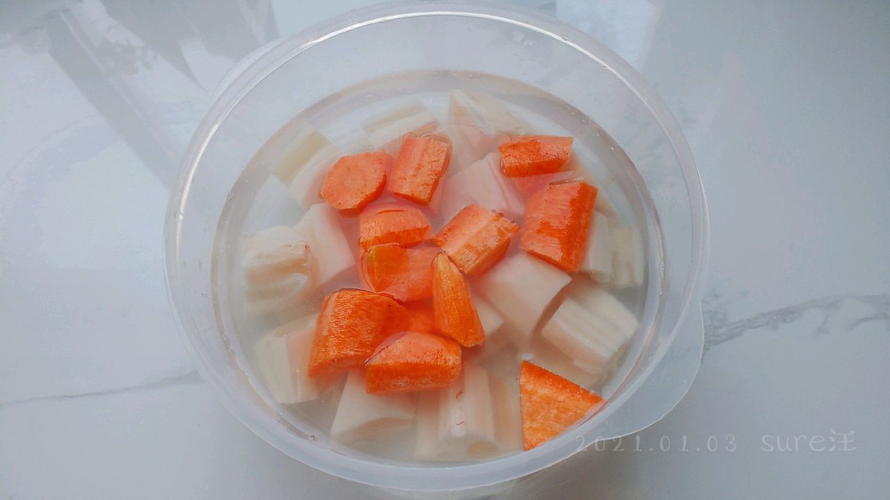莲藕红姜排骨汤