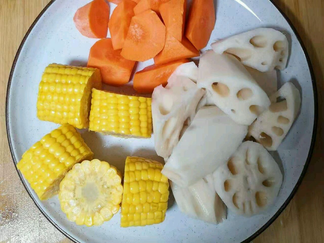 莲藕排骨玉米汤