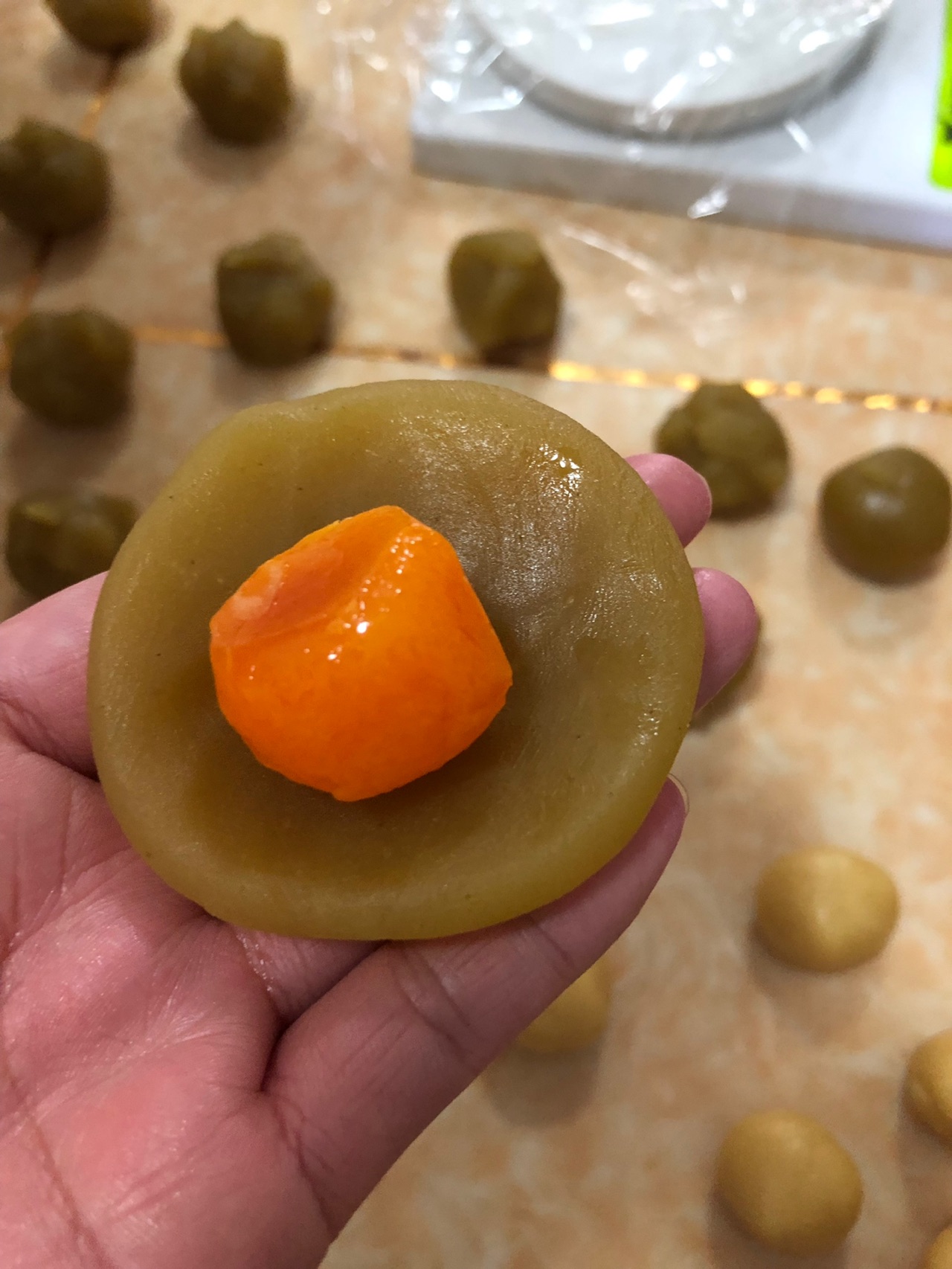 莲蓉蛋黄月饼