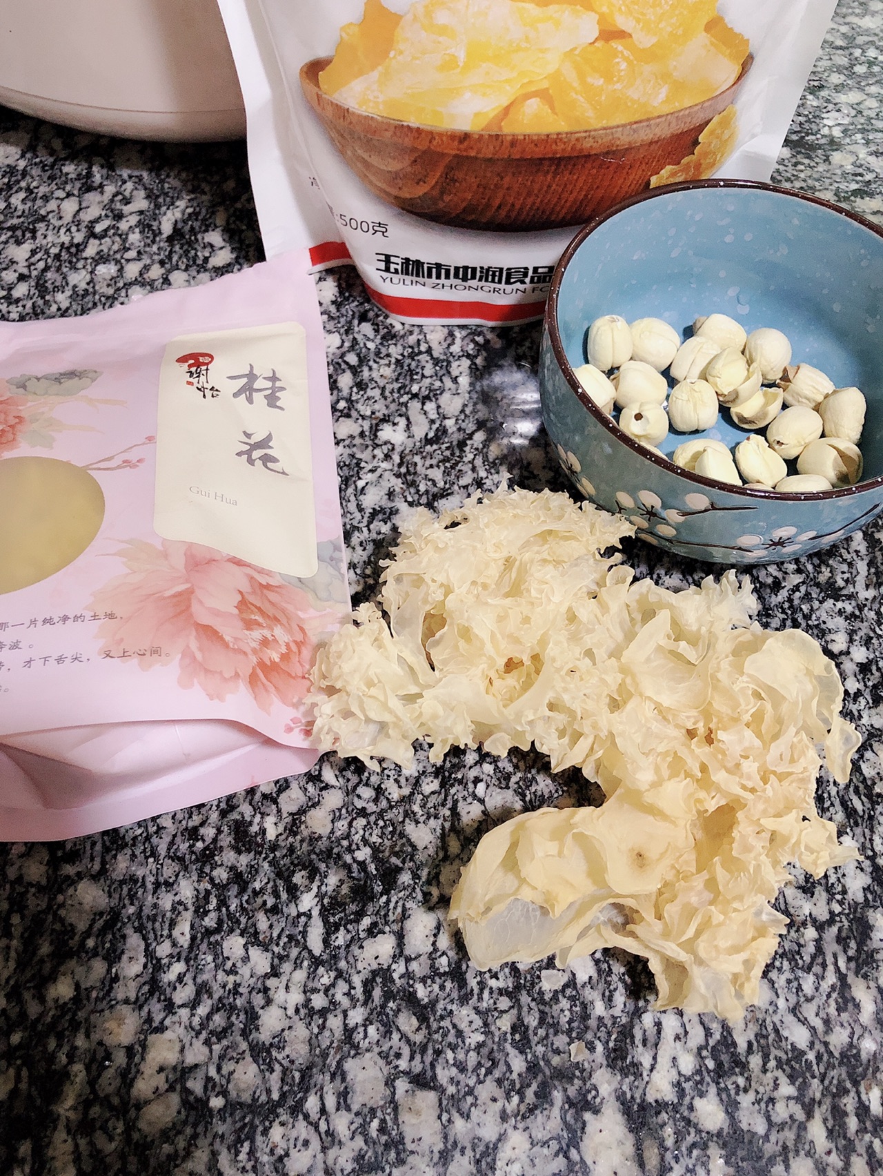 莲子桂花银耳汤