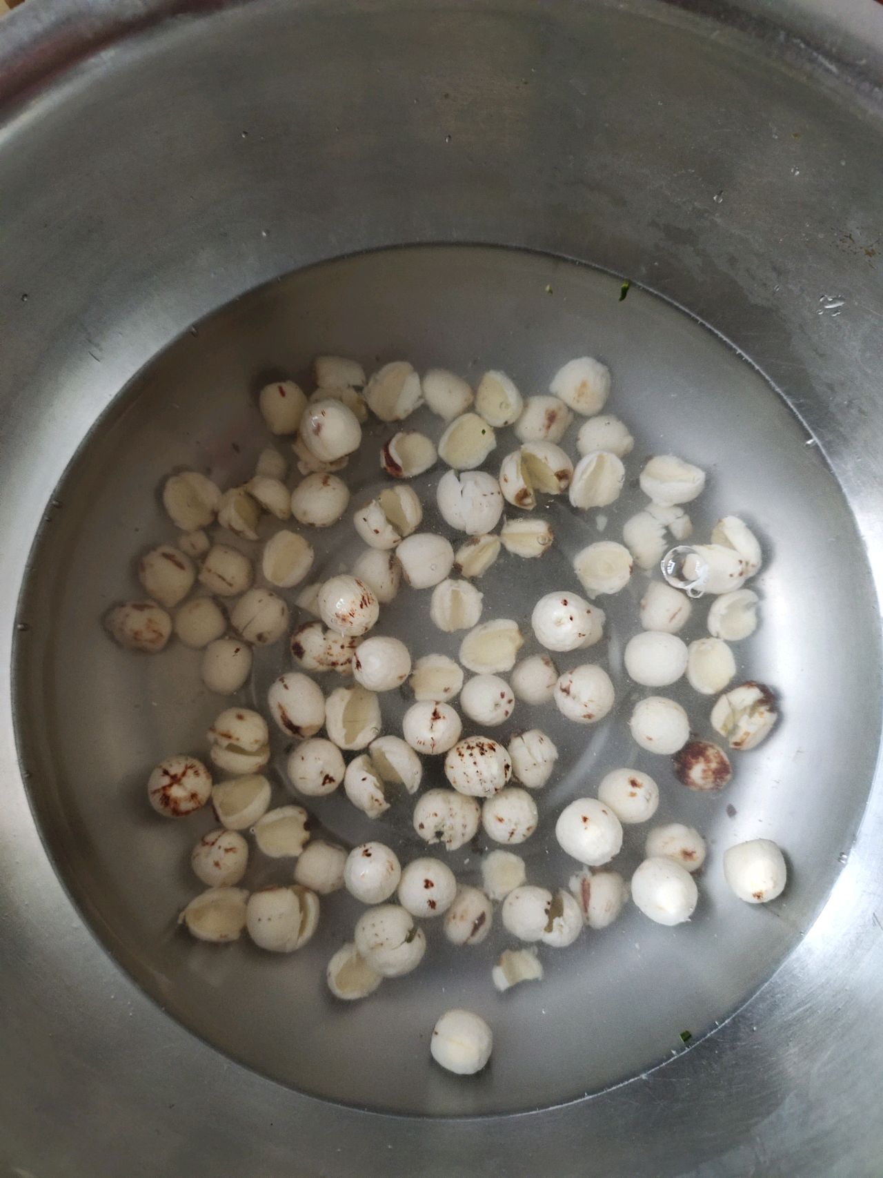 莲子银耳冬果梨汤