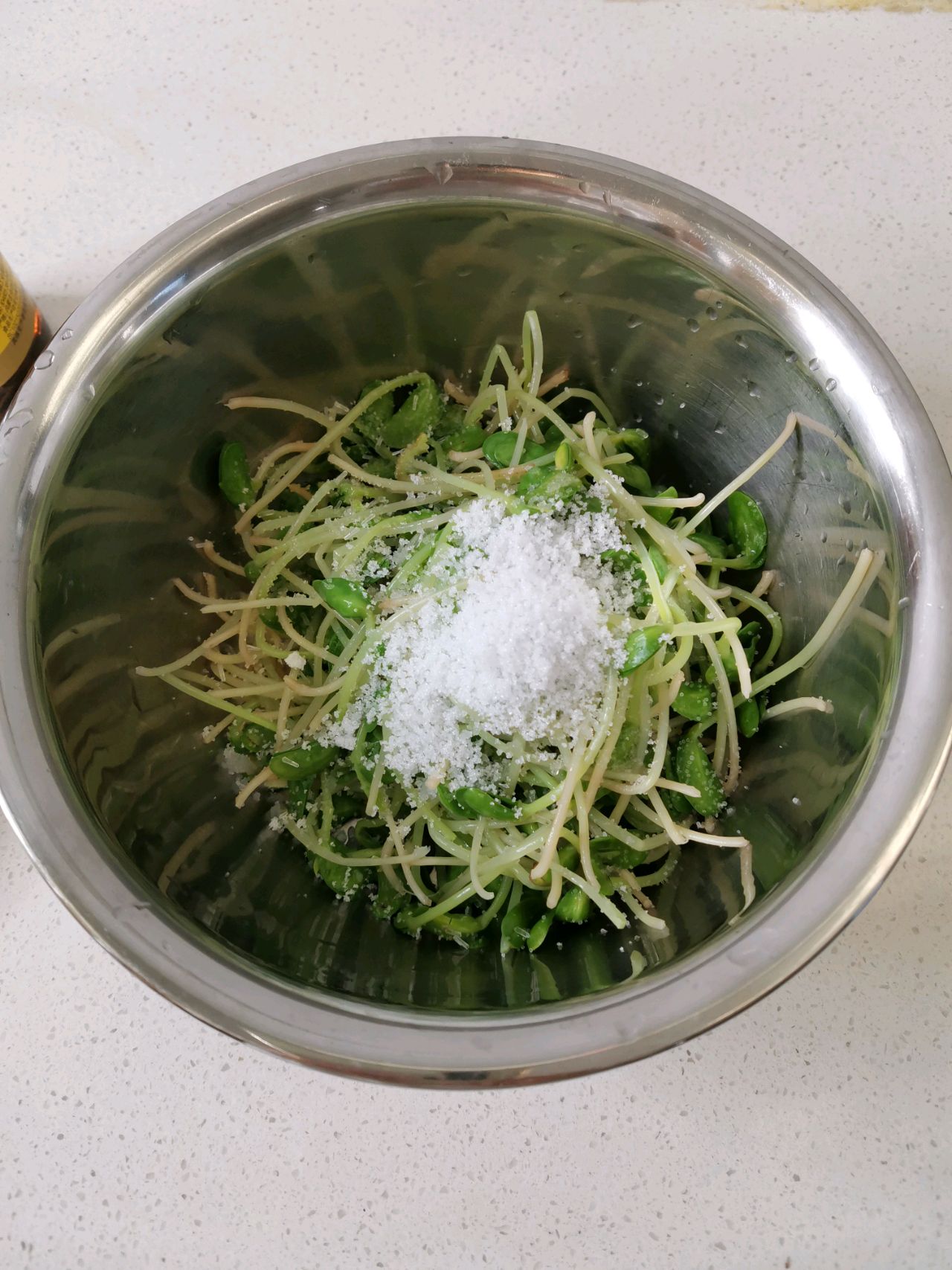 凉拌黑豆芽