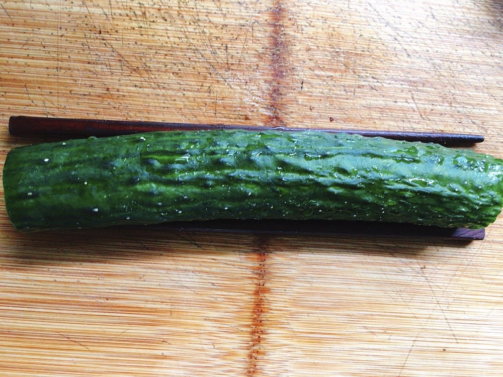 凉拌黄瓜吃出高级感，上花刀“盘龙”迎新
