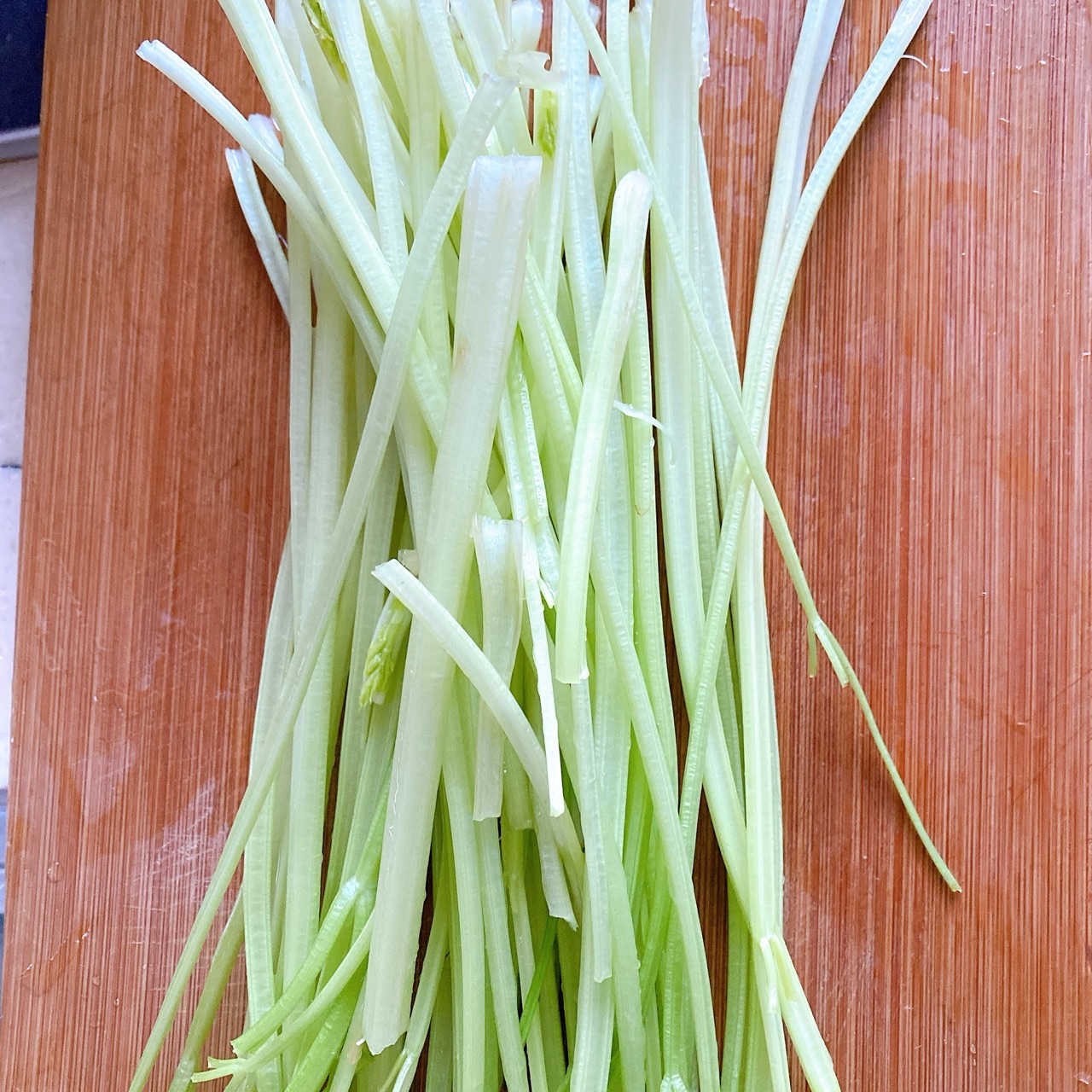 凉拌芹菜