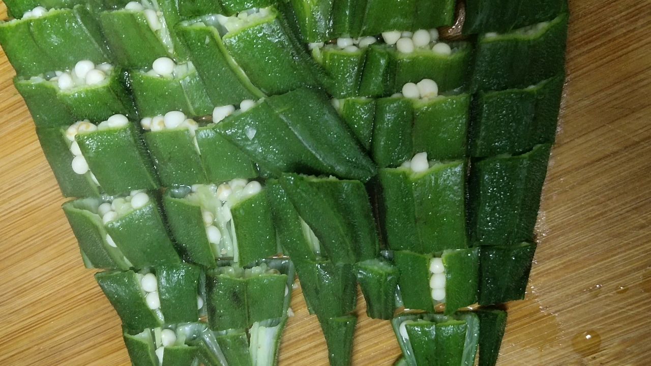 凉拌秋葵（尖椒蒜蓉味儿）