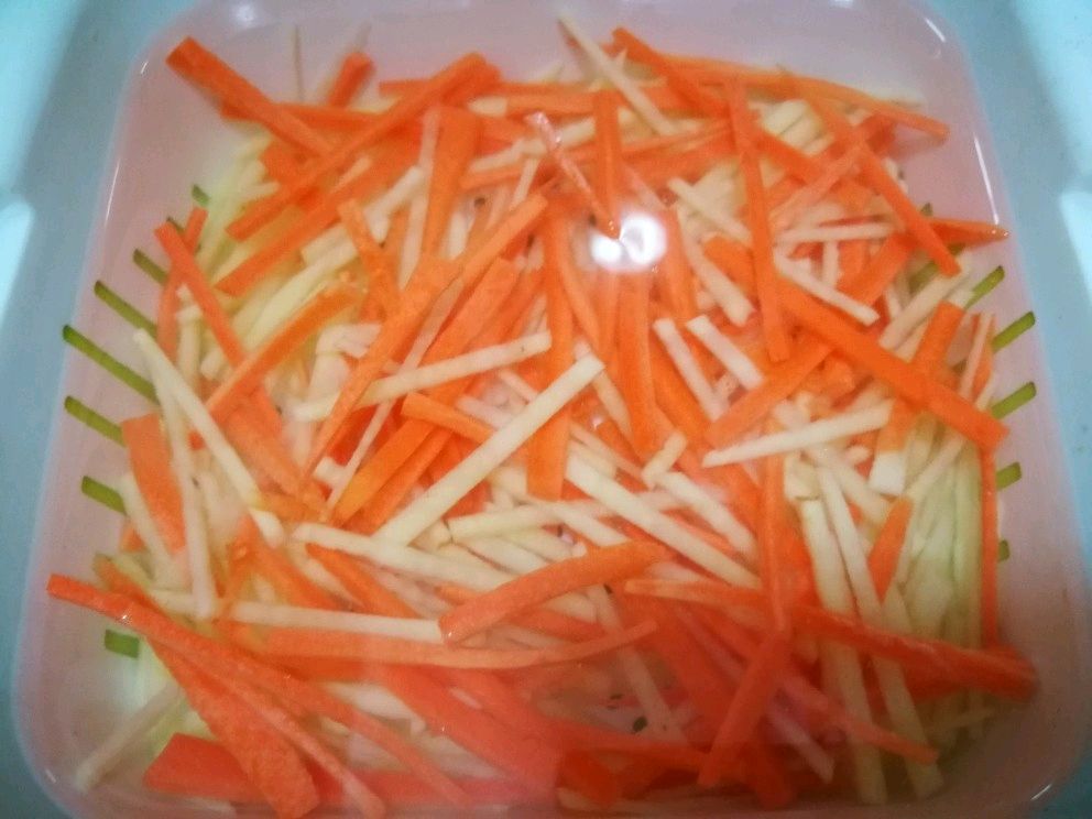 凉拌土豆红罗卜丝