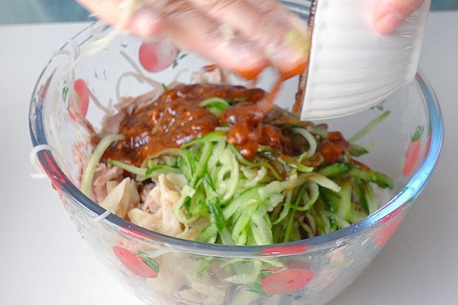 零厨艺也不会失败的麻辣鸡丝凉面