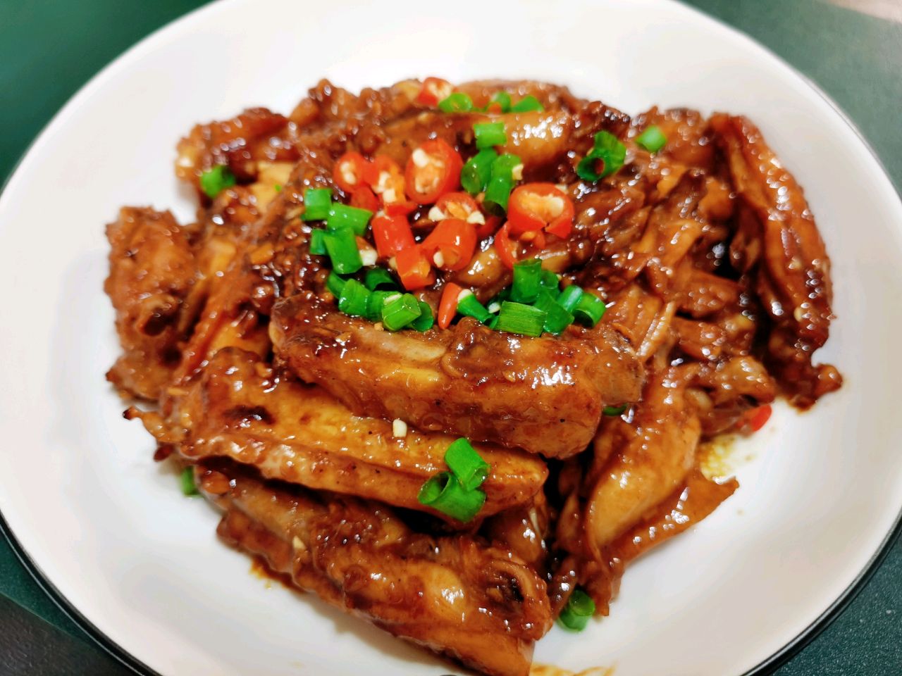 另类蒜香鸡翅，好做好吃。