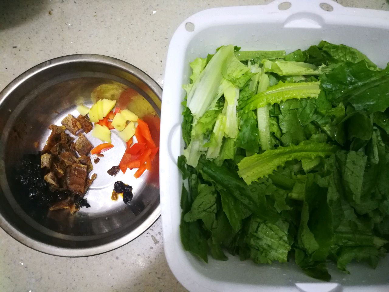 鲮鱼炒麦菜