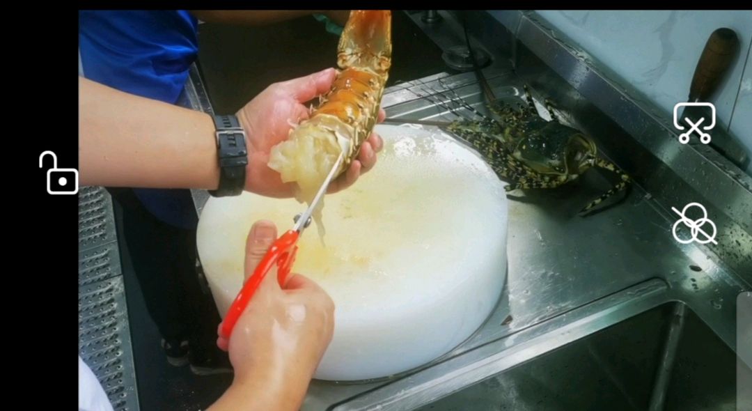 龙虾处理定型摆盘