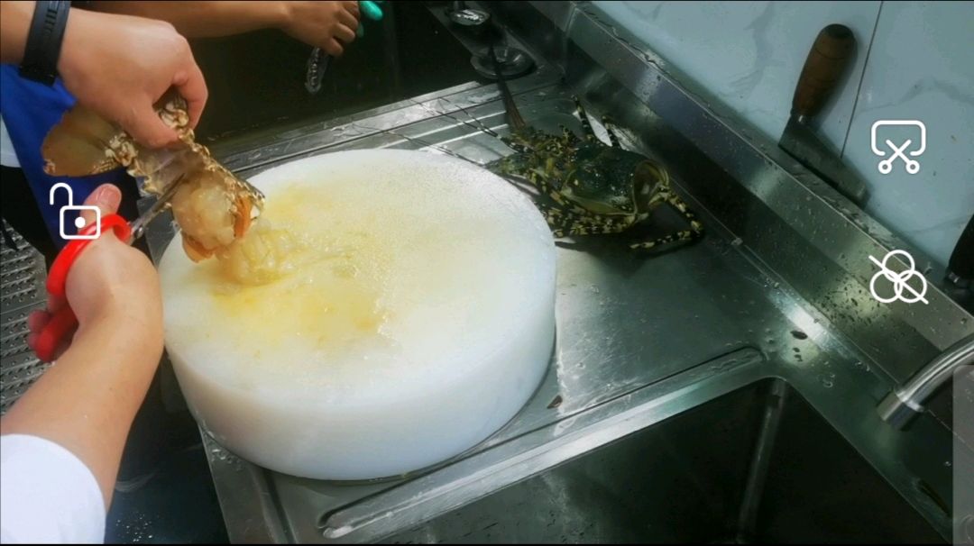 龙虾处理定型摆盘