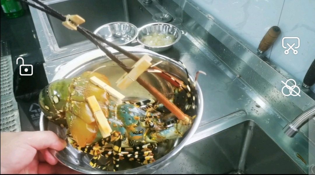 龙虾处理定型摆盘