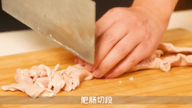 卤肥肠被人争相抢着吃，Q弹柔韧过瘾好吃