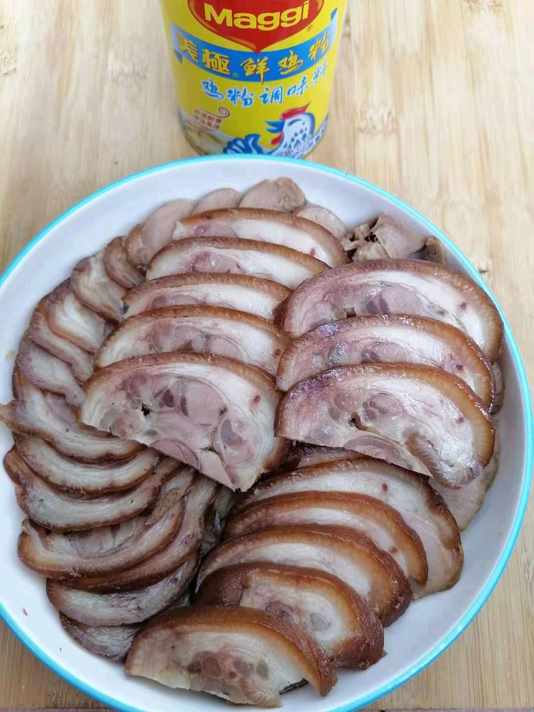 卤肘子