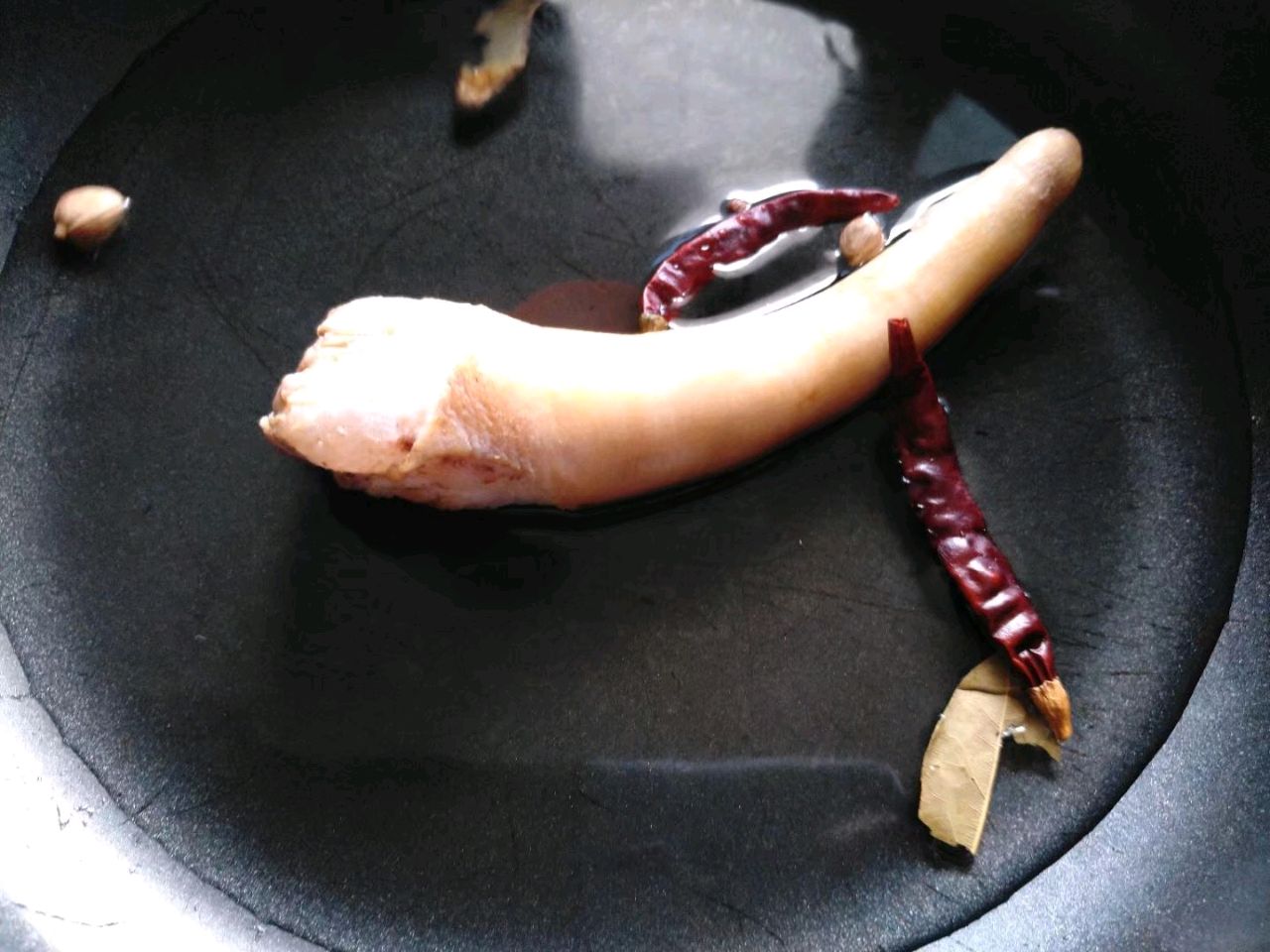 卤猪尾