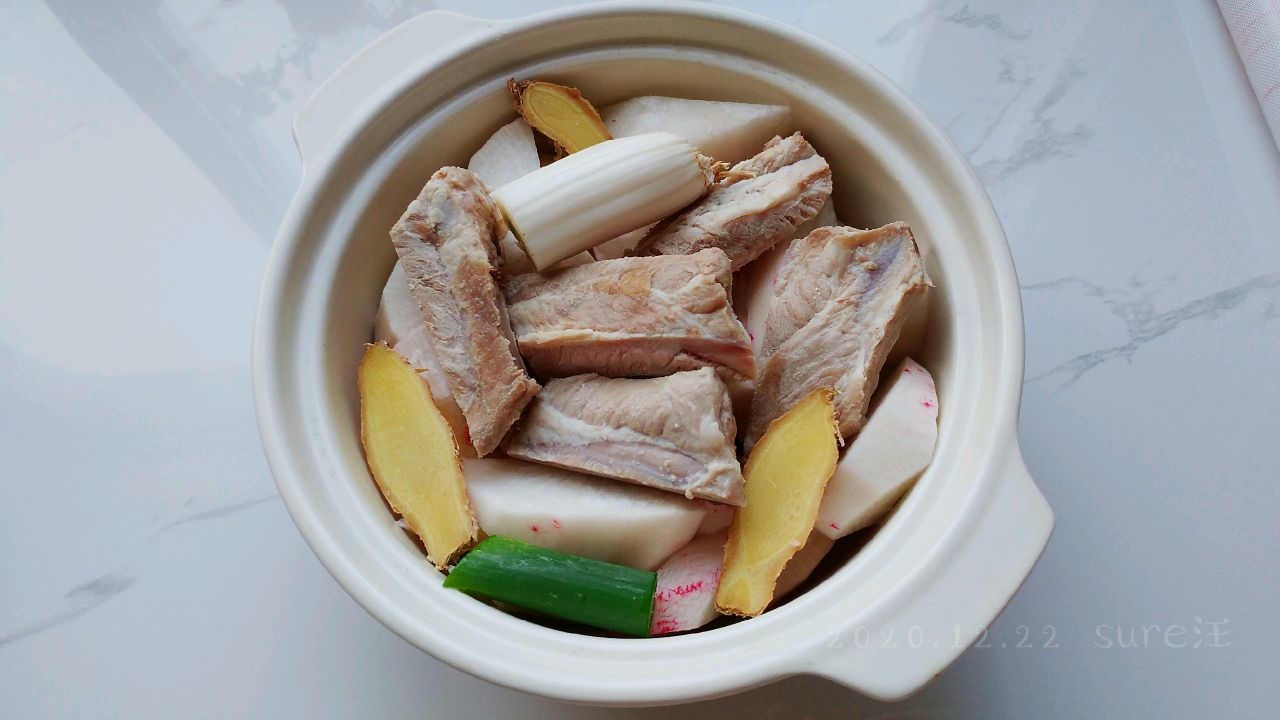 萝卜带菇焖排骨