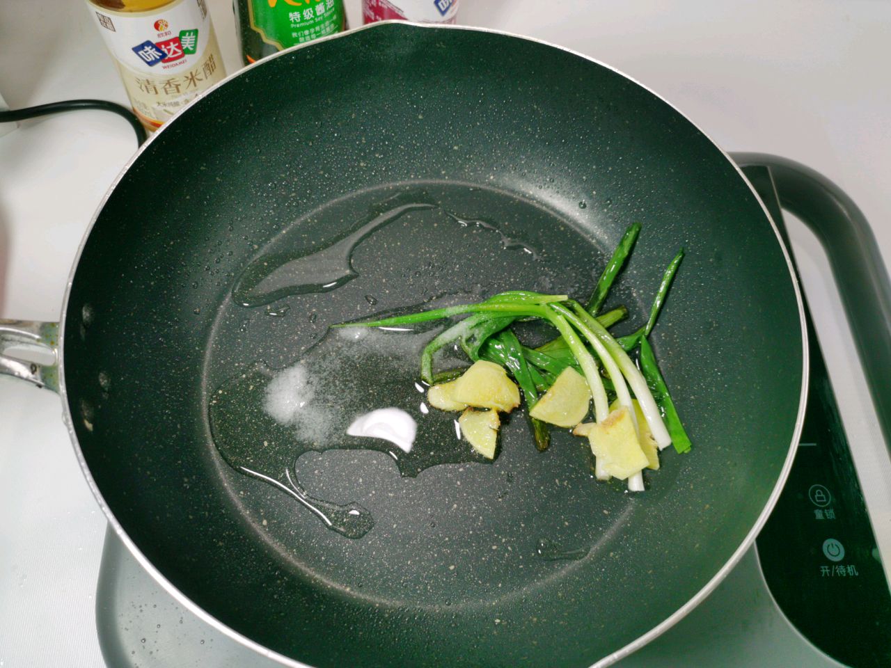 萝卜炖鲫鱼