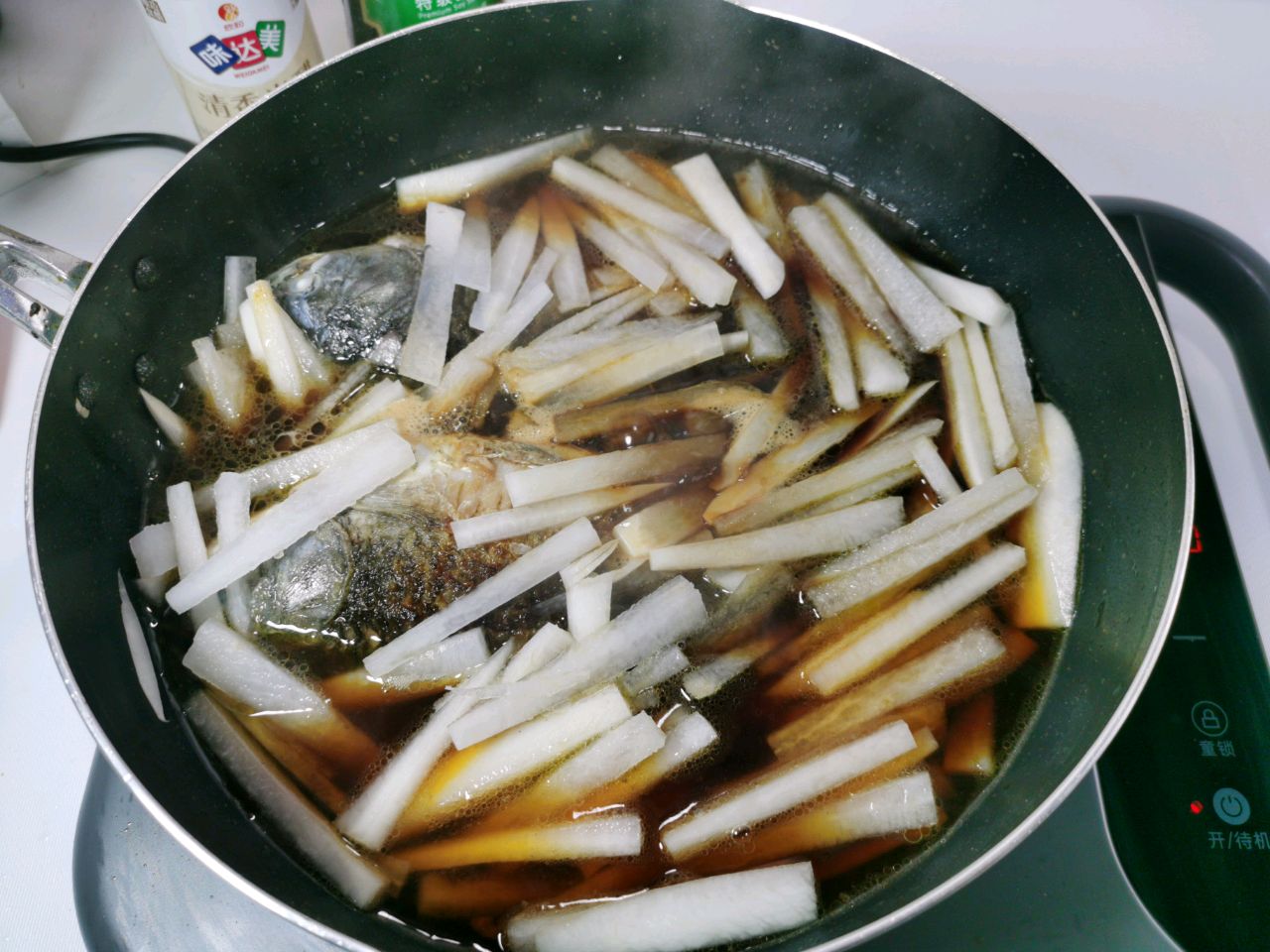 萝卜炖鲫鱼