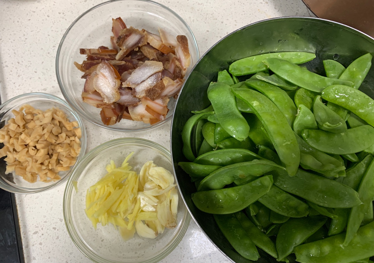 萝卜干腊肉炒荷兰豆
